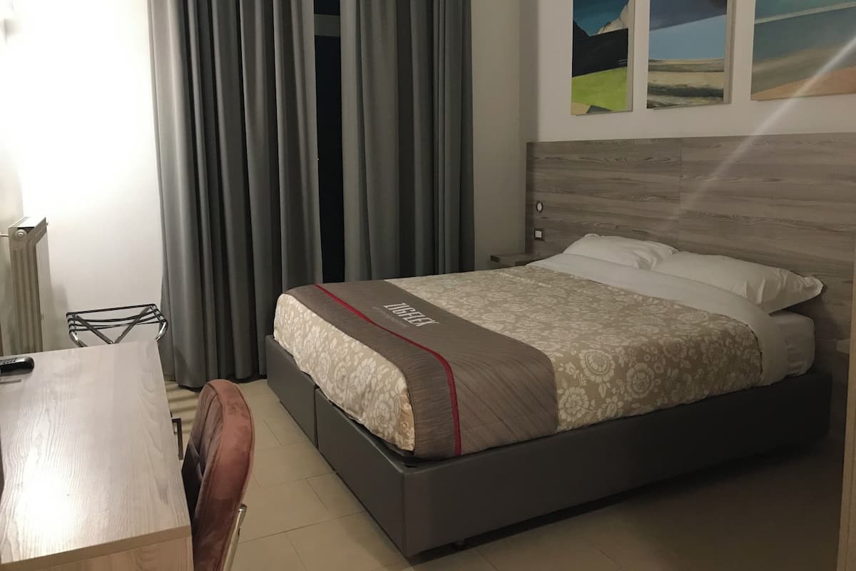 舒适双人房或双床房 | 高档床上用品、羽绒被、记忆海绵床垫、迷你吧