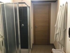 Deluxe Triple Room | Bathroom | Shower, rainfall showerhead, hair dryer, bidet - 4STANZE (Naples)