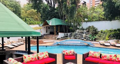 POBLADO 12 BEDROOM MANSION POOL JACUZZI BUTLER AC