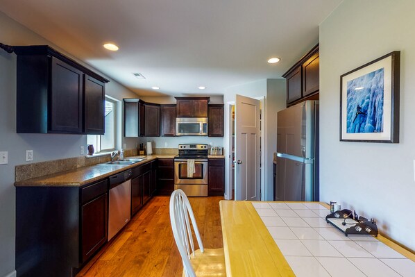 Kühlschrank, Mikrowelle, Ofen, Herdplatte