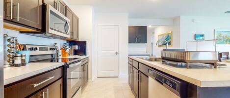 Refrigerador, microondas, horno y parrilla de estufa