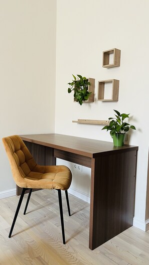 Standard-Doppelzimmer | Schreibtisch, laptopgeeigneter Arbeitsplatz, kostenloses WLAN