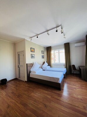 Superior Twin Room | Desk, laptop workspace, free WiFi - People Hostel & Suites (Bishkek)
