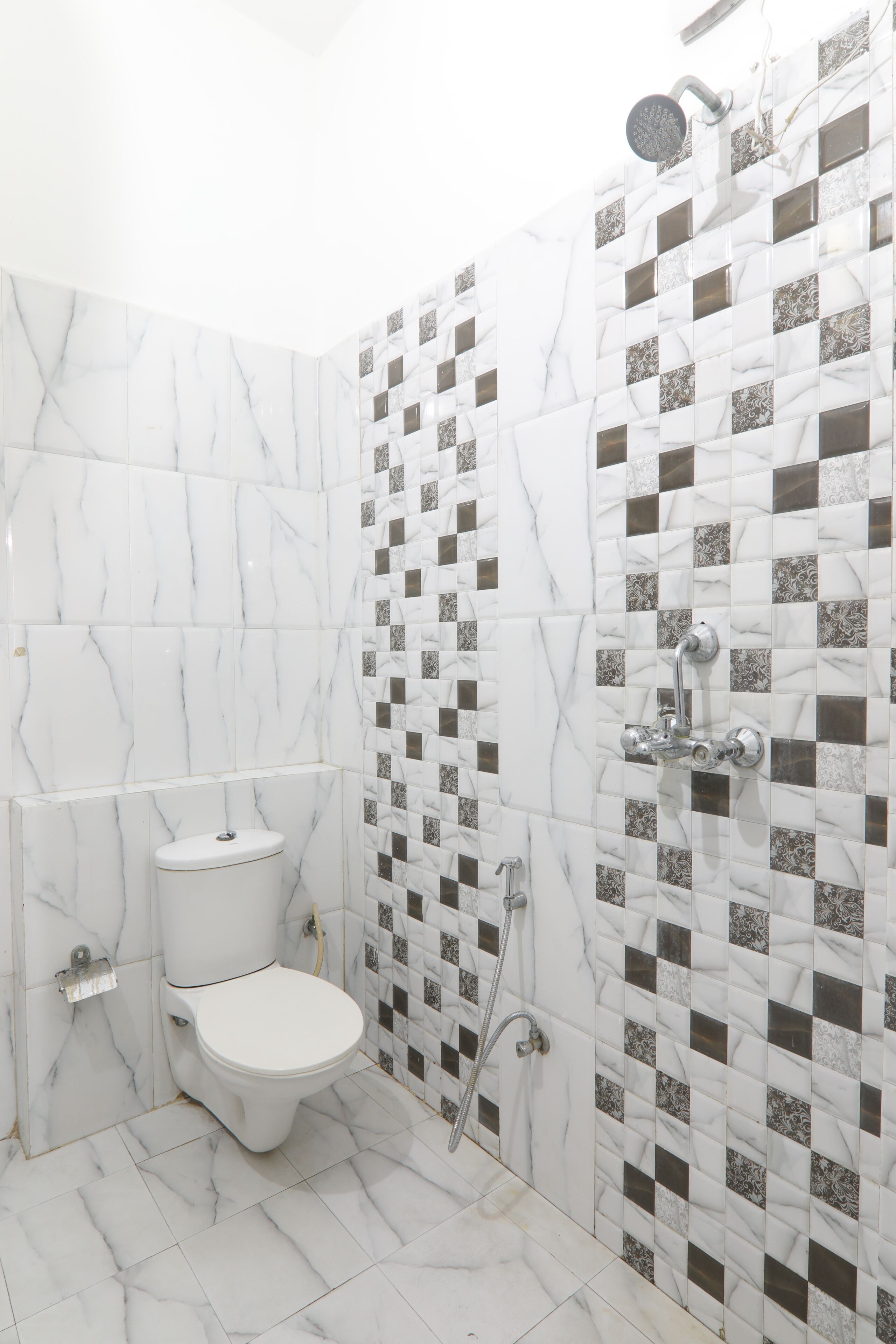 Family Room | Bathroom | Shower, rainfall showerhead, free toiletries, towels