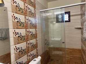Douche, sĂšche-cheveux, serviettes fournies, savon