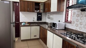Keittiössä on puukuvioiset kaapit, ruostumattomasta teräksestä valmistettu jääkaappi, mikroaaltouuni, kaasuliesi ja vesihana, josta saa juomavettä.