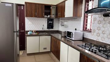 Kylskåp, mikrovågsugn, ugn och spishäll