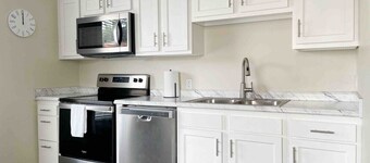 Cherry Street Retreat B - 2BR/1BA APT near River