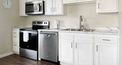 Cherry Street Retreat B - 2BR/1BA APT near River