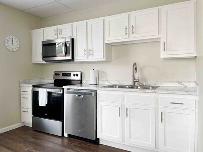 Cherry Street Retreat B - 2BR/1BA APT near River