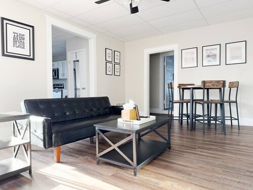 Cherry Street Retreat B - 2BR/1BA APT near River