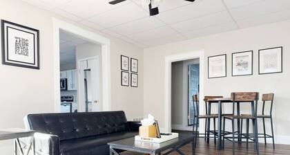 Cherry Street Retreat B - 2BR/1BA APT near River