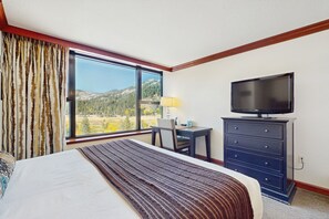 1 bedroom, desk, internet, bed sheets - Resort at Squaw Creek gem with amazing views of Squaw Valley, ski-in/ski-out (Olympic Valley)