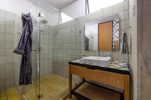 Hiustenkuivaaja, pyyhkeet, saippua, sampoo