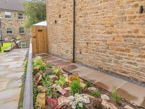 Property grounds - 2 bedroom accommodation in Richmond (Richmond)