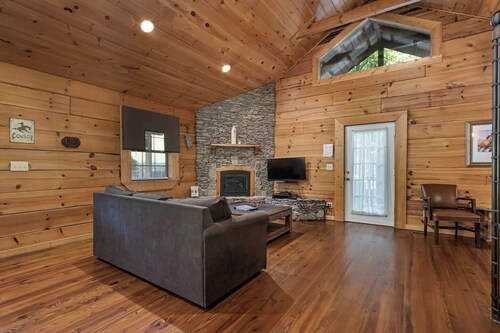 Cowboy cabin.  Modern log cabin spacious studio with HOT TUB that will take you back in time.