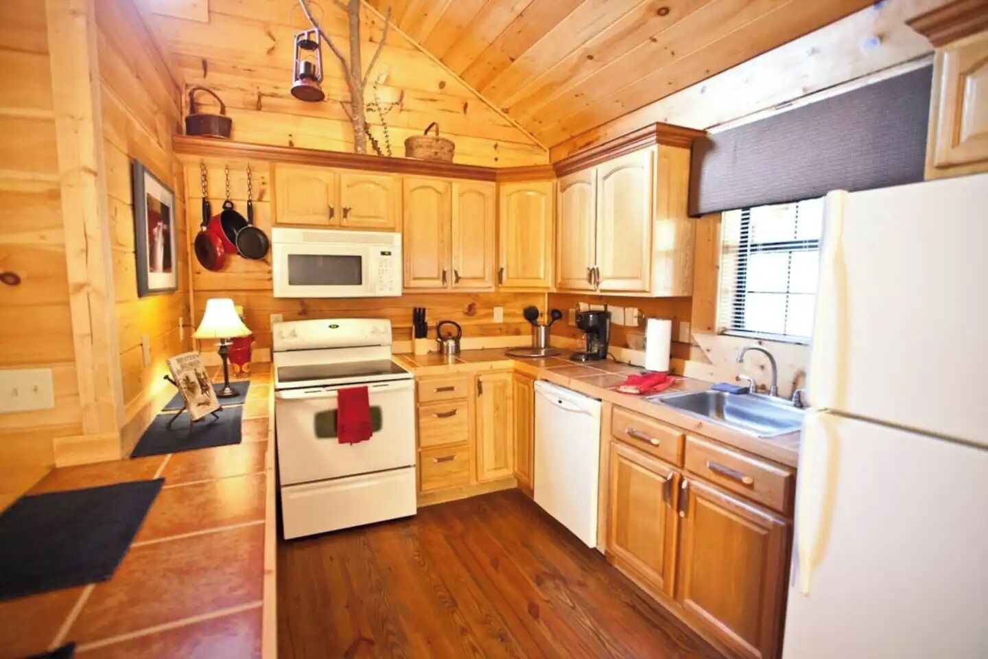 Kylskåp, mikrovågsugn, ugn och spishäll