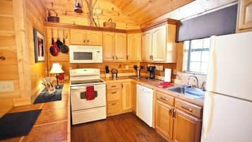 Kylskåp, mikrovågsugn, ugn och spishäll