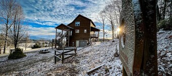 Cabin with Views/Dog Friendly by Camp Cheerio