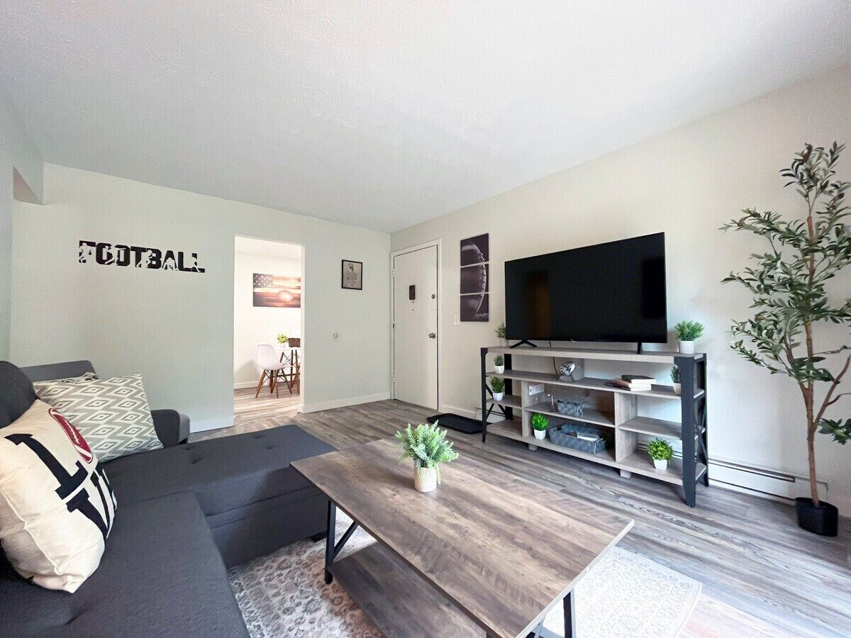 *New* Hall of Fame Apt! - 7 Min Walking Distance