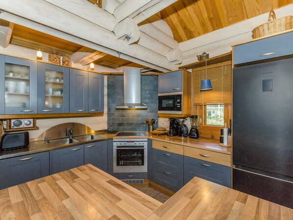 Fridge, microwave, dishwasher, cookware/dishes/utensils