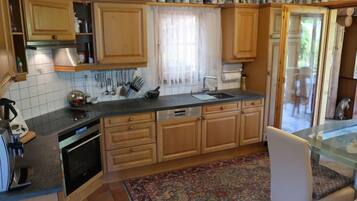 Kühlschrank, Mikrowelle, Geschirrspüler, Kochgeschirr/Geschirr/Besteck