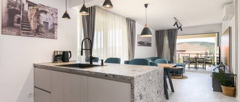 Ofen, Herdplatte, Geschirrspüler, Wasserkocher mit Kaffee-/Teezubehör