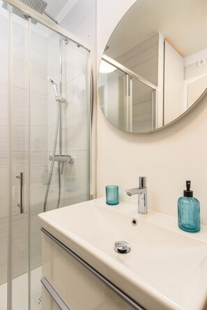 Douche, sèche-cheveux, serviettes fournies, savon