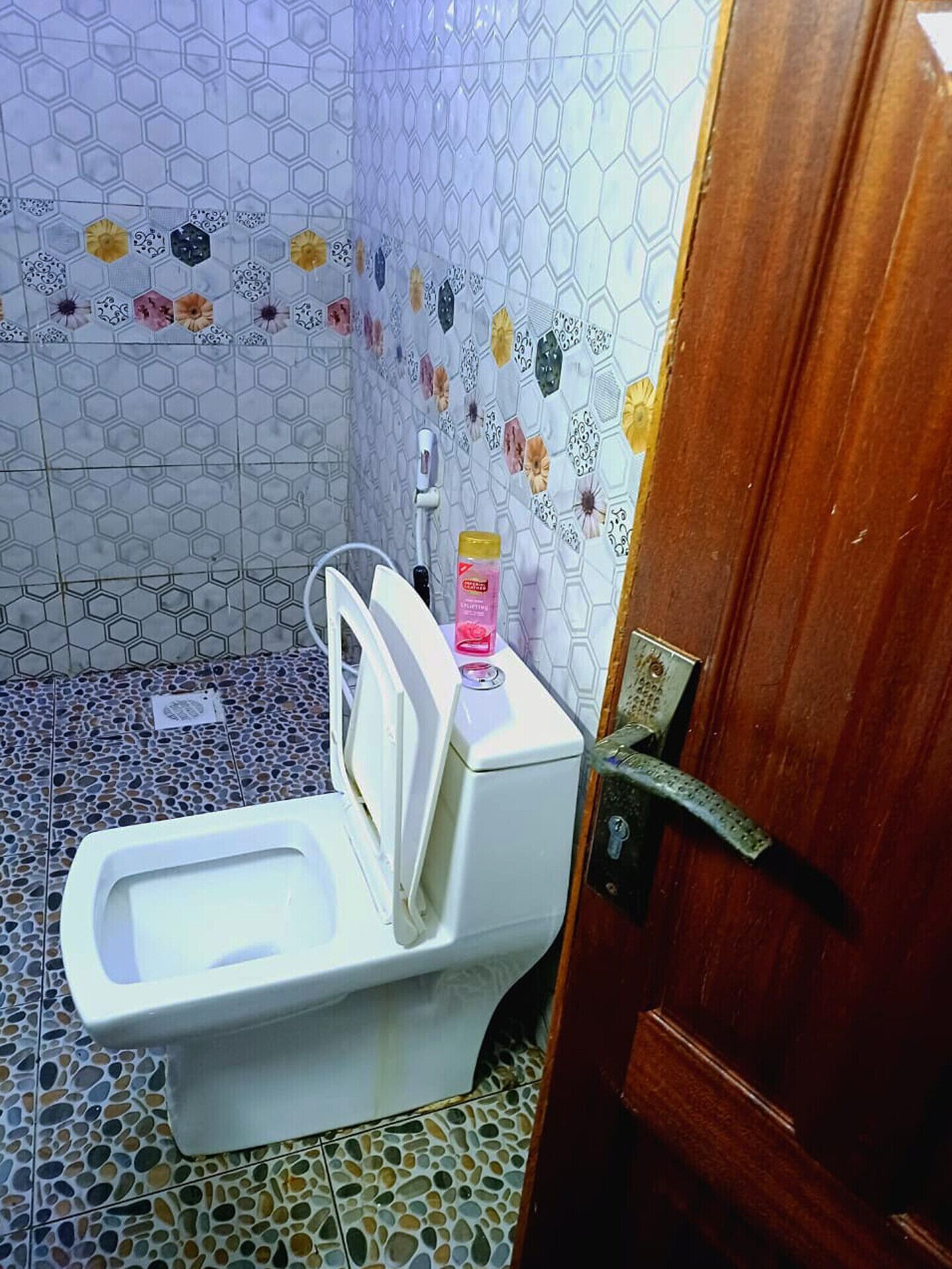 Dusch, handdukar, tvål och toalettpapper