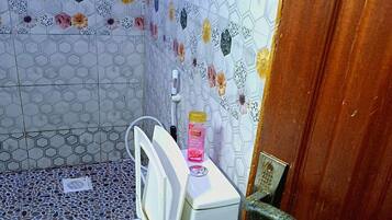 Dusch, handdukar, tvÄl och toalettpapper