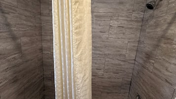 Rom – basic | Bad | Dusj, regndusjhode, håndklær og såpe