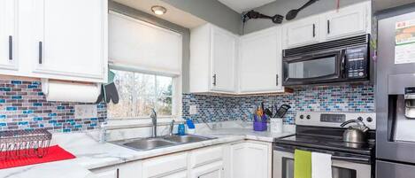 Kylskåp, mikrovågsugn, ugn och spishäll