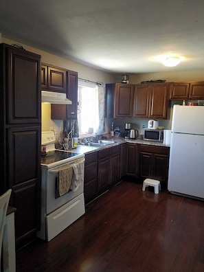 Private kitchen - Central, fast internet, renovated and clean 3 bedroom house (Postville)