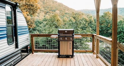 5 minutes to Dupont State Park! Glamping with large covered deck & sunset views
