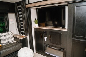 Smart-tv en een open haard