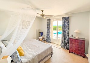 4 habitaciones, tabla de planchar con plancha y cuna de viaje 