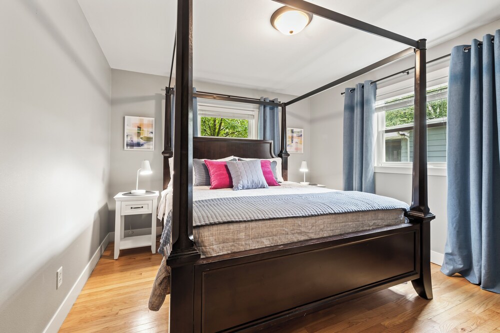 House, 3 BDS, 2 BA 5 mins from Madison. Monthly rental available. Monona Vrbo