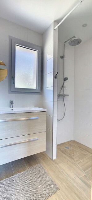Douche, sèche-cheveux, papier toilette
