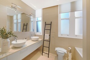 Shower, hair dryer, towels, soap - Spacious and Modern 4 Beds Home in Kensington (London)
