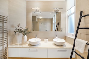 Dusche, Haartrockner, Handtücher, Seife