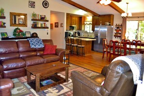 Smart TV, fireplace, DVD player, books - Bear's Lair, pets welcome! 25 min from Bear Valley ski resort and snow parks (Camp Connell)