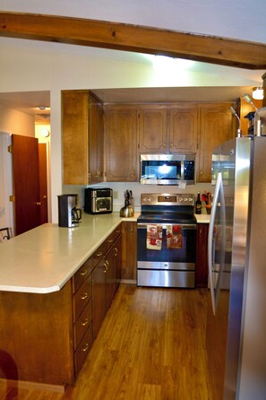 Fridge, microwave, oven, stovetop - Bear's Lair, pets welcome! 25 min from Bear Valley ski resort and snow parks (Camp Connell)
