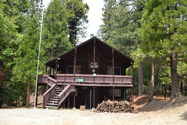 Exterior - Bear's Lair, pets welcome! 25 min from Bear Valley ski resort and snow parks (Camp Connell)