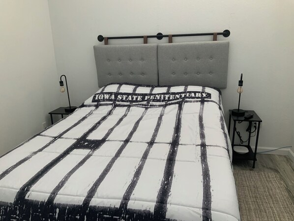 1 bedroom, free WiFi, bed sheets - Stay in this Unique SE Iowa Apt  (Fort Madison)