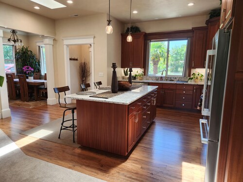 Spacious and tropical 2 bedroom oasis . Sleeps 4