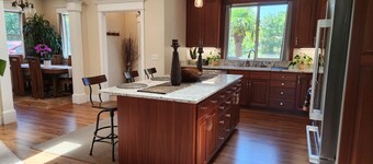 Spacious and tropical 2 bedroom oasis . Sleeps 4