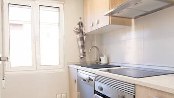 Coffee/tea maker, fridge, microwave, oven