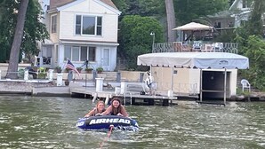 Una casa con un muelle y un embarcadero techado.