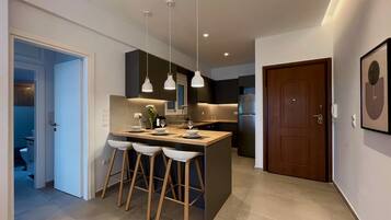 Fridge, oven, coffee/tea maker, electric kettle