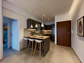 Fridge, oven, coffee/tea maker, electric kettle